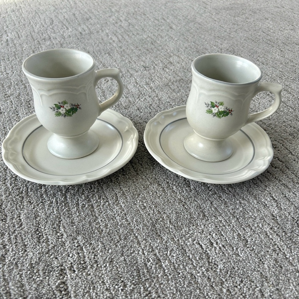 Set of 2 Vintage Christmas Heirloom Pfaltzgraff Pedestal Mugs and Small Plates